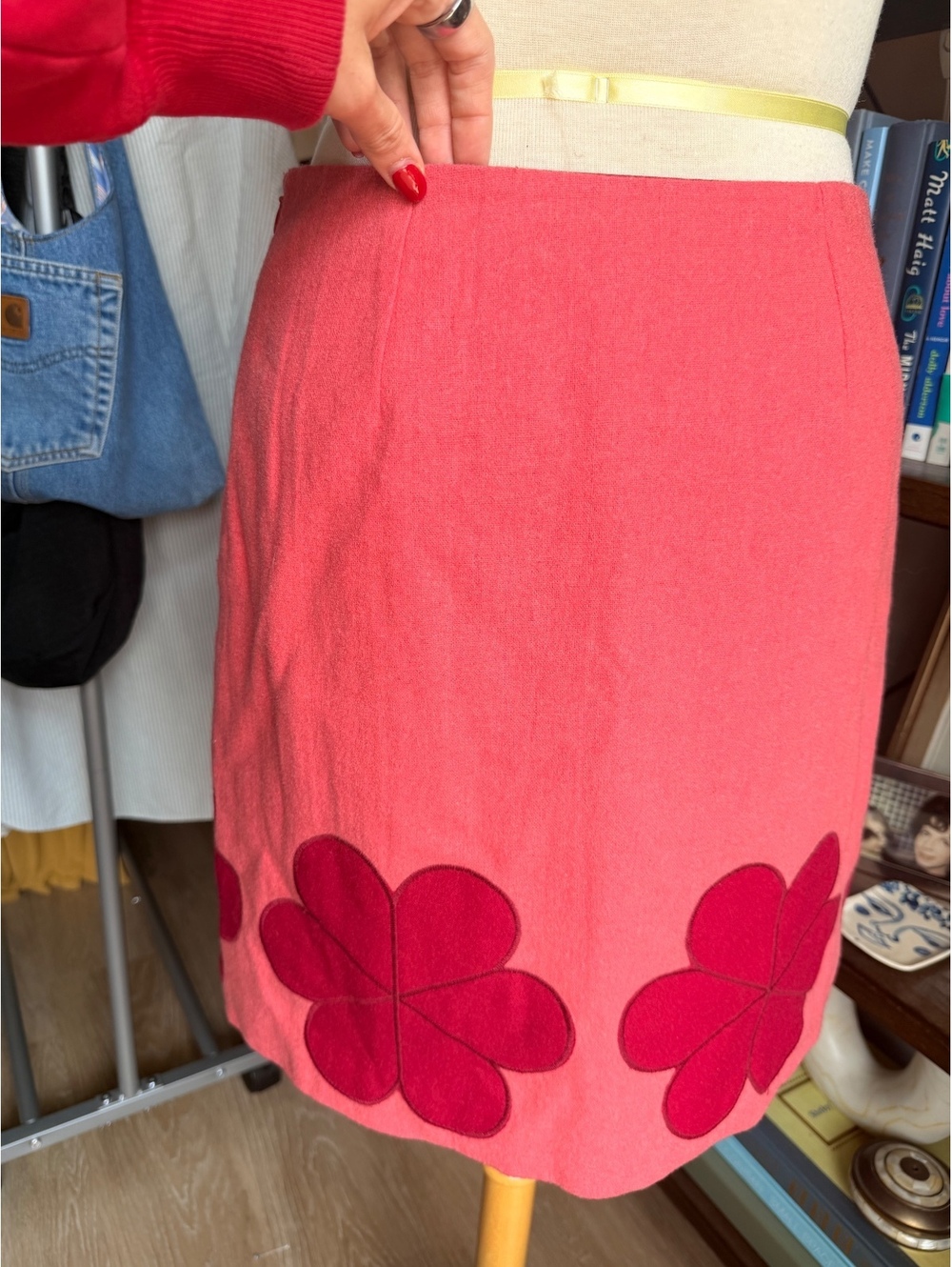 Vintage Boden Pink Wool Skirt with Burgundy Floral Appliqué Size 6 - Picture 2 of 7